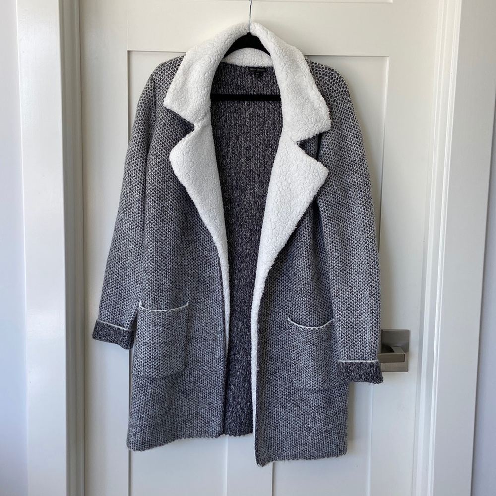 Gray & White speckled sweater coat w/ fleece trim on collar/lapel